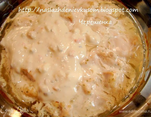 Оставшиеся 100г сметаны взбить блендером или вилочкой с голубым сыром, добавить жгучий перчик и еще раз взбить, если вы используете блендер. Если блендера у вас нет, то просто добавьте перчик, но желательно его как можно мельчи порезать… Залить этой смесью курочку, которую мы достали из духовки, и аккуратно разровнять…