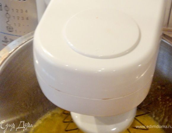 Взбить яйца с сахаром в крепкую пену.