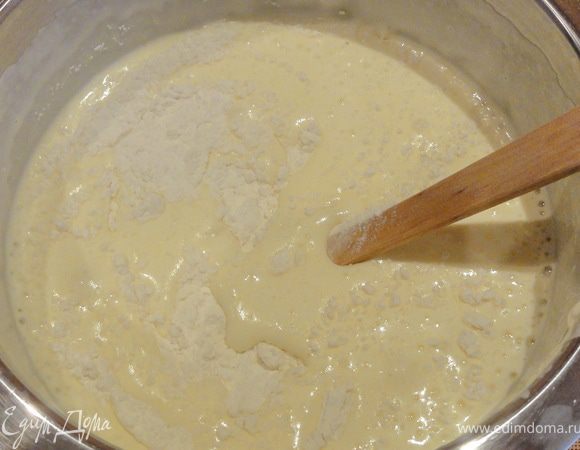 Смесь муки, разрыхлителя  солью, постепенно введите во взбитые яйца и перемешайте, что бы не было комочков.