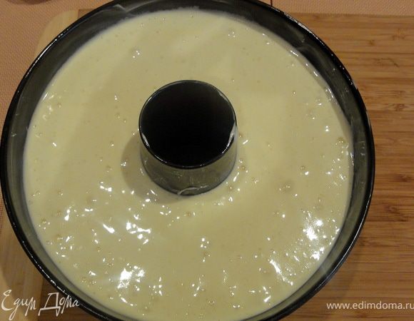 Смазать форму сливочным маслом, вылить
в нее наше тесто и поставить выпекать в разогретую до 170 градусов духовку, на 40-45 минут. Во время выпекания духовку не открывать!