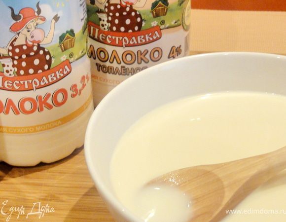 Пока кекс выпекается, приготовим пропитку. Для этого нужно смешать кипяченое (охлажденное)молоко, топленое молоко и сгущенное молоко.