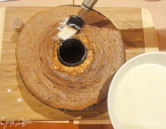  Кекс должен полностью остыть в форме.  Остывший кекс проколоть деревянной палочкой или зубочисткой в нескольких местах и пропитать молочным сиропом. Теперь наш кекс должен постоять в холодильнике 3 часа.