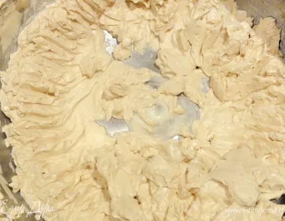 Приготовим крем. Сливки с сахарной пудрой взбиваем до образования крема, добавляем вареное сгущенное молоко. 
