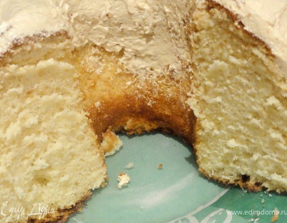 Ну вот теперь можно уже разрезать наш кекс, тем более уже все стоят с тарелками))) Структура невероятно нежная, легкая и пушистая, а по вкусу напоминает мороженное крем-брюле!
Вкусное завершение выходного дня)))