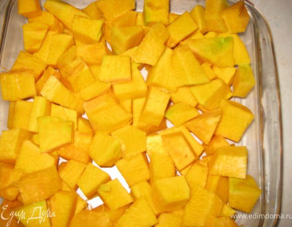 Тыкву очищаем от семят и кожицы, нарезаем кубиком крупным и запекаем в духовке до готовности(примерно 20-30 мин). Если тыква не очень сладкая, можна посыпать перед запеканием сахаром по вкусу.