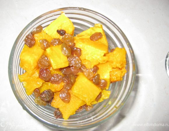Запеченную тыкву выкладываем в креманки, посыпаем промытым высушеным изюмом.