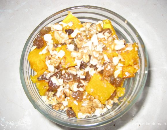 Посыпаем измельченными грецкими орешками.