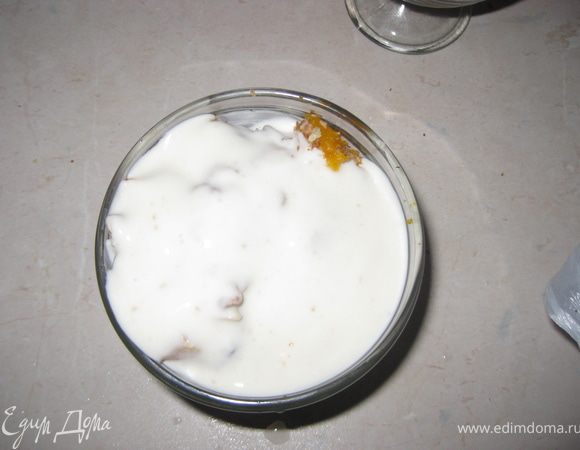 Поливаем тыкву с орехами и изюмом йогуртом. Я брала сладкий йогурт со злаками.