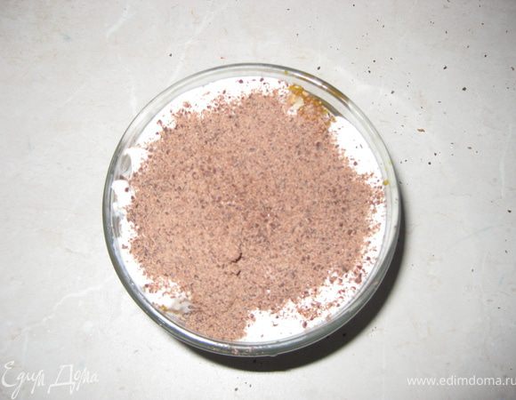 Посыпаем сверху тертым шоколадом.