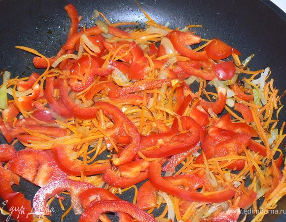 морковь,лук,перец нарезать соломкой обжарить на оливковом масле