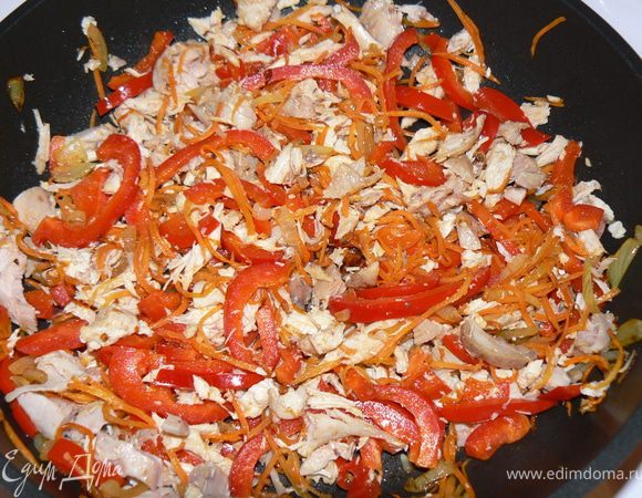 добавить отваренную и порезанную курицу.Снять с огня.