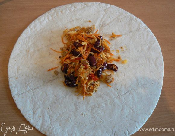 выложить начинку на лепешки,свернуть конвертиком,обжарить на растительном масле с двух сторон.