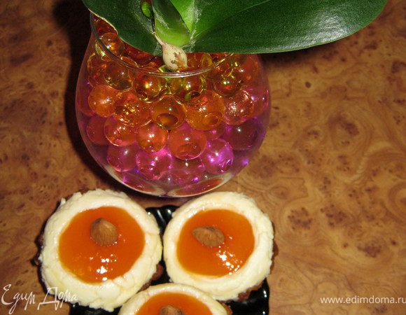 Сверху творожной массы идет джем.И украшаем орехами,мятой,на свое усмотрения.