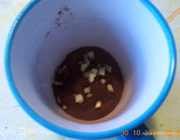 добавляем гвоздику и мелко нарезанный или натёртый имбирь