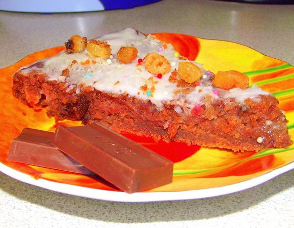 Когда торт испёкся, дать ему время остыть, затем покрыть его глзурью( я покрывала он был ещё горячим). Украсить кокосовой стружкой и кондитерским украшением. Примерно на час отправить  холодильник. Торт готов!=)