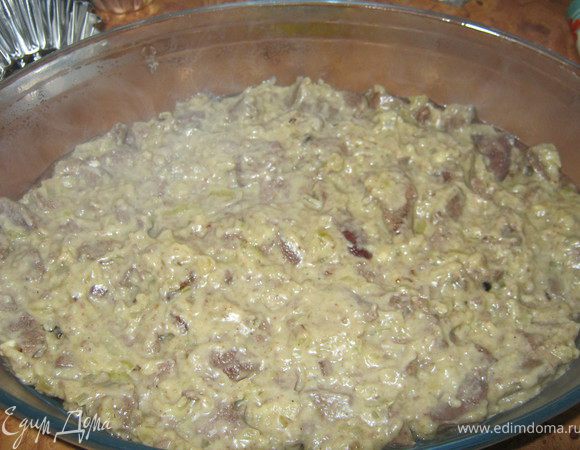 В смазанную маслом форму,выкладываем печень.