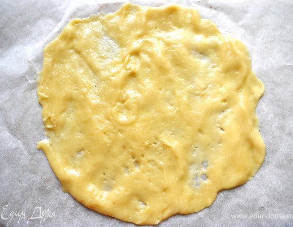 Сначала приготовим тесто.
В кастрюле растопить сливочное масло, мед, сахар, добавить туда яйца, хорошенько размешать. В эту массу добавить муку и разрыхлитель, тщательно перемешать. Остудить и убрать на час в холодное место.