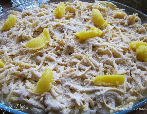 Тертый сыр смешать со взбитым яйцами.И вылить на макароны.Посыпать сверху сухарями,положить кусочки масла.