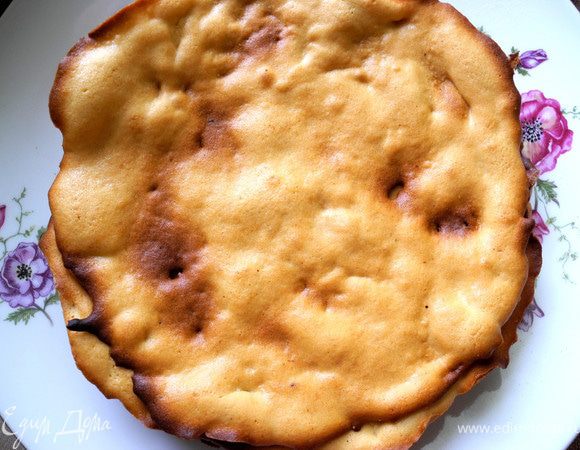 Тесто на холоде застынет, из него легче будет формировать коржи. Я брала бумагу для выпечки, смазывала немного растительным маслом,  затем брала ложкой тесто и, смазанными в растительном масле (или смоченными в холодной воде) руками, растягивала тесто до нужного размера. Оно очень нежное, может рваться, ничего страшного. 