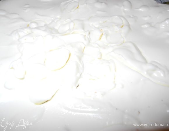 Потом, вместе с бумагой укладывала корж на противень и запекала при температуре 175 градусов 12-15 мин до золотистого цвета. Несколько коржиков у меня покоричневели больше, чем нужно, но я расстраиваться не стала, вкус будет разнообразнее. Из этого количества теста получается 5-6 коржей. У меня получилось 5 хорошеньких, а один комом, я его хотела использовать его для крошки, а потом передумала. Без крошки торт больше напомнил мне яблоню в цвету))).