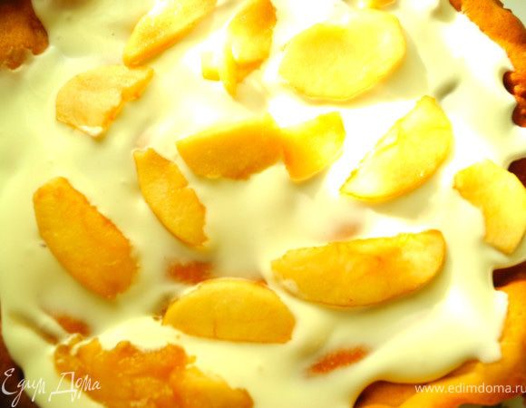 Для сметанного крема просто взбиваем сметану с сахаром и ванилью до растворения сахара.Теперь собираем наш торт. Коржи пропитываем сметанным кремом, укладываем на него слой припущенных яблок. Яблок рекомендую положить побольше, чем у меня на фото. Я просто немножко не рассчитала. Мне кажется, что если яблок будет больше, будет еще вкуснее)))