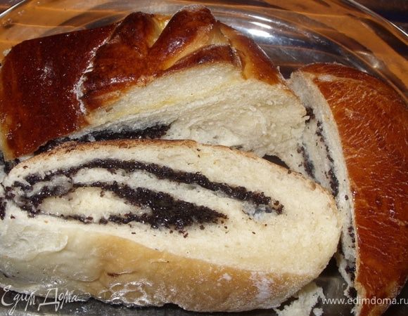 Достать противень из духовки и накрыть рулетики бумажным полотенцем. Минут через 15 можно перенести на тарелку и разрезать.
Очень вкусен с холодным молоком. Приятного аппетита!