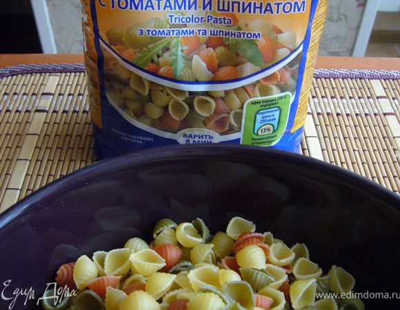 Ракушки Nordic отварить в подсоленной воде 8 мин. Откинуть на дуршлаг, немного обсушить, вернуть в кастрюлю. Полить 1 ст.л. оливкового масла ex.v., посыпать смесью перцев, перемешать и дать пропитаться ароматами масла и перца под крышкой.