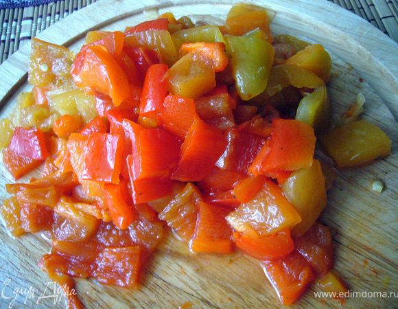 Перец запечь целиком в духовке в режиме турбогриль при 180 гр. до тёмных подпалин (у меня вышло 20 мин). Если нет режима турбогриль, то запечь в обычном при 200 гр.
Положить перец в плотно закрывающуюся посуду или полиэтиленовый пакет на 10 мин. Снять кожицу с перцев, очистить от семян и порезать кубиком 1-1,5 см. 