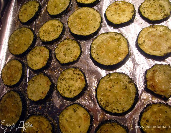 Цукини порезать кружками толщиной 3 мм. Кожицу не снимать, она мягкая, да и в салате помогает держать цукини форму и выглядит красиво. Полить цукини рафинированным маслом и сдобрить травами, равномерно перемешать масляно-травяную смесь, разложить кружки на лист (я накрываю его фольгой, чтобы не мыть потом). Запечь цукини в духовке при 180 гр. в режиме турбогриль 15 мин. Я их запекаю вместе с перцем, только раньше вынимаю. Сбрызнуть запечённые цукини бальзамическим уксусом и подсолить. Разрезать на 2-4 части.