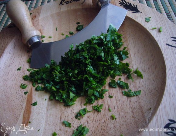 Зелень петрушки порубить очень мелко.