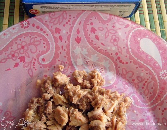 Мясо тунца разобрать на небольшие кусочки по волокнам. Сохранить 2 ст.л. масла с мелкими частичками тунца.