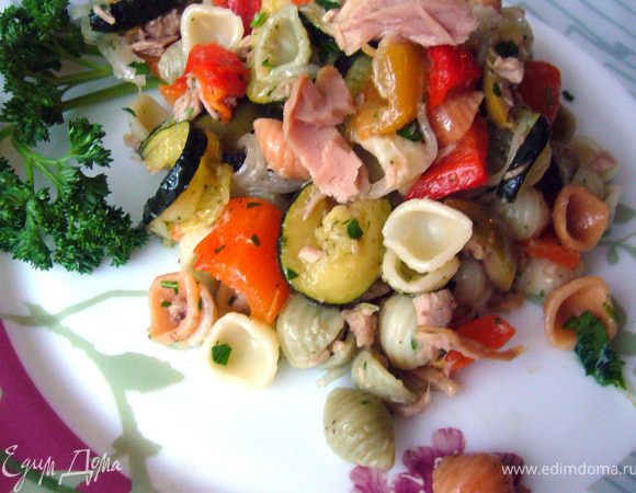 В глубоком салатнике соединить ракушки, мясо тунца и овощи с зеленью. Полить заправкой, хорошо смешать салат и дать настояться 15 мин. Затем подавать к столу.
