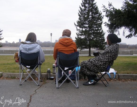 Очень хорошо выпить грог/пунш в кругу близких и друзей, холодным зимним вечером, в рождество))) А можно взять этот прекрасный напиток в термосе с собой на природу. Мы так и сделали. Выгуливали свою собаку и грелись))) Мимо проезжали велосипедисты, проходили прохожие и, улыбаясь, комментировали: "Как-будто в Англии)) Шотландская овчарка, пледы, зеленая лужайка" Знали бы они, что у нас в термосе еще и пунш!))) 