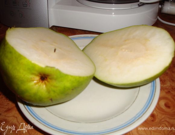 В ресторанных слойках была обычная творожно-ванильная начинка. Но я же решила поэкспериментировать! Взяла грушу (мне попались ну очень большие груши, 3 штуки - 1,8 кг.), отрезала от одной вот такой кусочек.