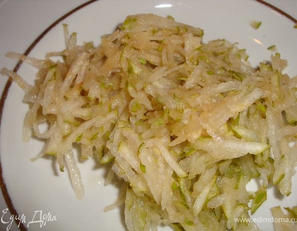 На крупной терке потереть грушу. Кусочек у меня ушел не весь, получилось около 100 гр.