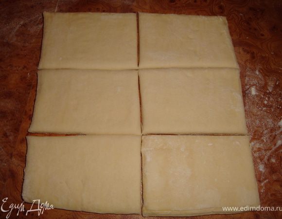 Половину творожной массы из блендера отправить к груше, перемешать, половину - к халве, перемешать. Все, две начинки готовы.
Оттаявшее тесто разрезать на порции. У меня из каждого листа получилось 6 штук, всего 12.