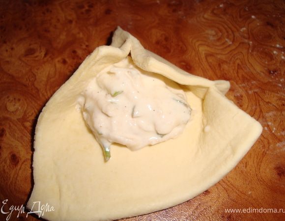 Каждый прямоугольник теста немного раскатать - до квадрата (слоеное тесто можно раскатывать только в одном направлении, чтобы не нарушить его структуру). В середину квадрата положить начинку (тут я немного перестаралась), поднять углы теста к середине и немного снизу защепить.