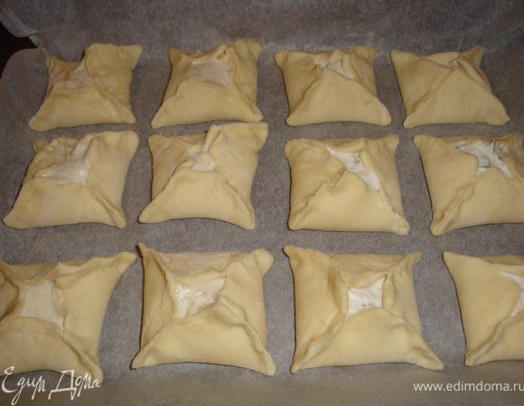 Так же слепить все остальные слоечки, сложить на противень и накрыть полотенцем. Пусть постоят минут 40. Тесто должно подняться.