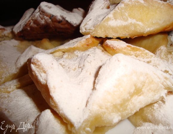 По истечении времени (и достижении результата) отправить слоечки в духовку. У меня газовая, достаточно капризная духовка и я, дабы не сжечь свои постряпушки, поставила их в холодную духовку, установила температуру 180 градусов и оставила на 30 минут. Когда слоечки будут готовы, вынуть их из духовки, немного остудить, переложить в посуду, в которой будем подавать и присыпать сахарной пудрой. С чаем очень хороши. Завтра утром продегустируем с кофе. Думаю, что будет очень даже неплохо. 