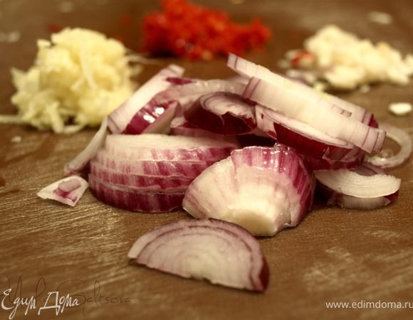 Оливковое масло нагреваем на сковороде, добавляем чеснок, имбирь. Немного прогреваем и добавляем лук с чили. Готовим до прозрачности лука.