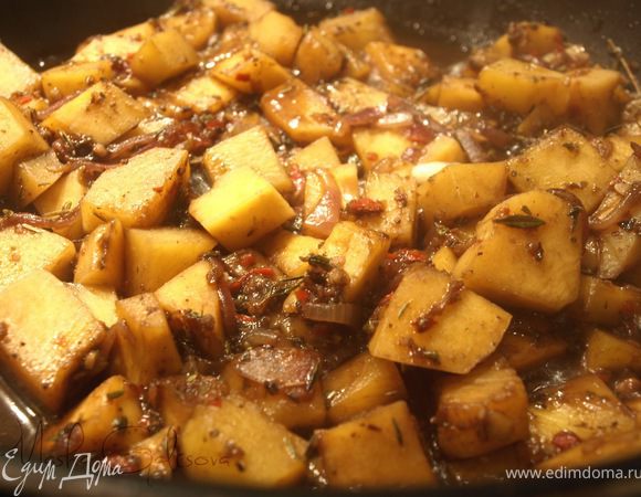 Добавляем кубики тыквы. Солим, перчим, добавляем сахар, приправляем листочками тимьяна и трем мускатный орех. Убавляем огонь, тушим до готовности тыквы (если тыква не очень сочная, то добавляем воды, в которой варился долихос).