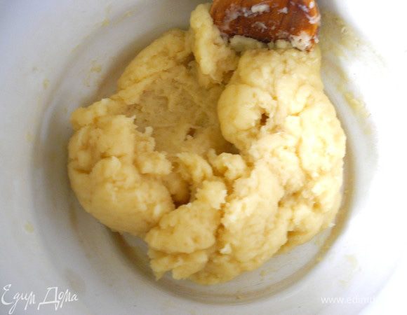 В кастрюле смешаем сливочное масло, воду, молоко, соль и довести до кипения. Убавим огонь, добавим муку, энергично размешивая, пока тесто не станет достаточно гладким и не будет отставать от дна кастрюли (примерно 2 мин).

Они получаются такими желтенькими, радостными, цыплячьими. 