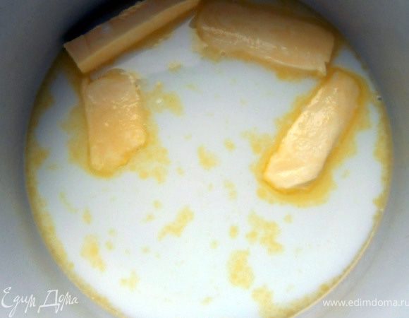 Молоко слегка подогреть, растопить в нем масло. 