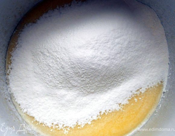 Добавить дрожжи, сахар, соль, муку