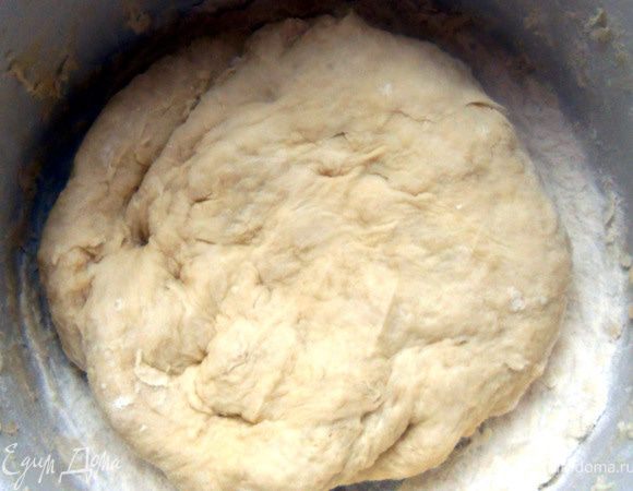 Замесить тесто (без фанатизма, пары минут будет достаточно), накрыть крышкой/затянуть пленкой и оставить в теплом месте на 1-1,5 часа. 