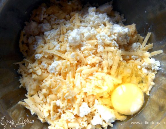 Оба вида сыра натереть крупно, добавить яйцо и размешать. ***Вот тут уже нюасны - можно эксперементировать! Во-первых, аккуратнее с брынзой: я совсем забыл ее проверить, в итоге начинка оказалась весьма соленой. Во-вторых, думается, обычный (здесь полутвердый) сыр, возможно, не лучший вариант. Нужен сыр более нежной консистенции. Видел разные вариации, в т.ч. и с фетой, и с творожным сыром, однако самый лучший, полагаю - мягкий сливочный сыр.*** 