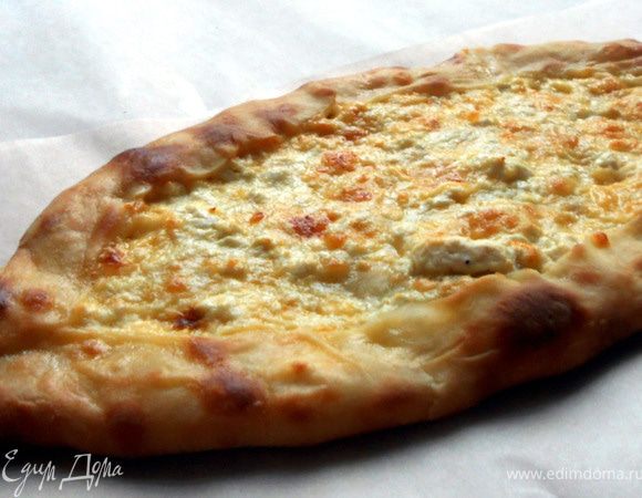 Выпекать в заранее разогретой духовке (на умеренно сильном огне), до золотистой корочки, минут 20-25. Смазать растопленным сливочным маслом, нарезать и подавать. ***Из этого количества теста получились три больших пиде, на этом сыр закончился:) Поэтому раскатал остатки теста, смазал желтком, присыпал кунжутом и запек - получилось не менее душевно!