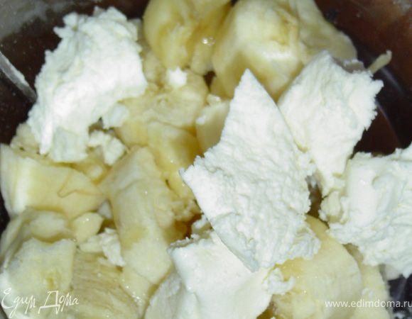 Очищаем банан, ломаем его на кусочки и помещаем в блендер, туда же добавляем творог и  измельчаем до однородного состояния.