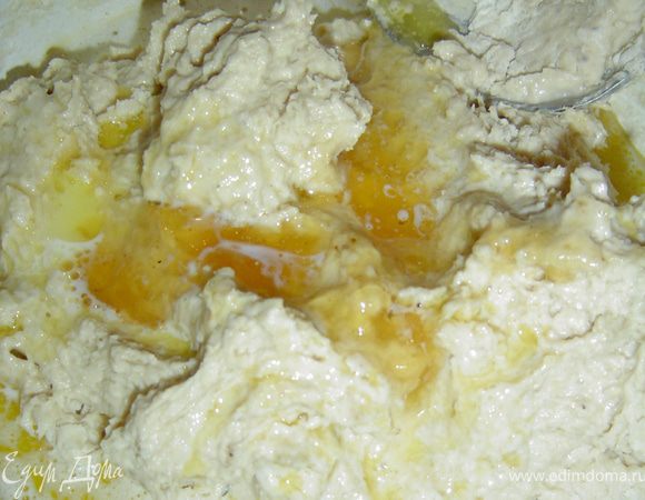 К бананово-творожной массе добавляем муку и овсяные хлопья, измельченные с помощью блендера до состояния муки, мед и растопленное масло. 