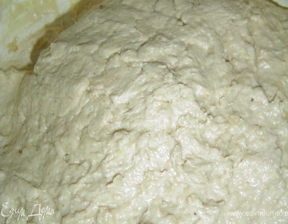 Из этих продуктов замешиваем тесто, накрываем его пищевой пленкой и отправляем в холодильник на час.